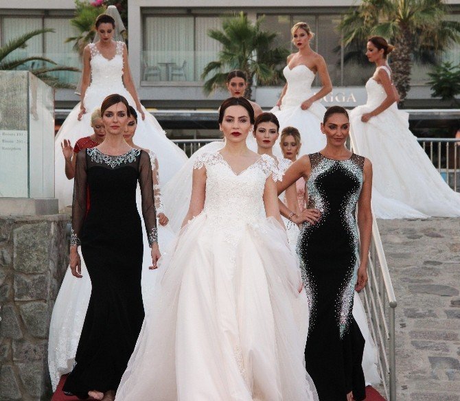 Denize Gelinlikle Girdi