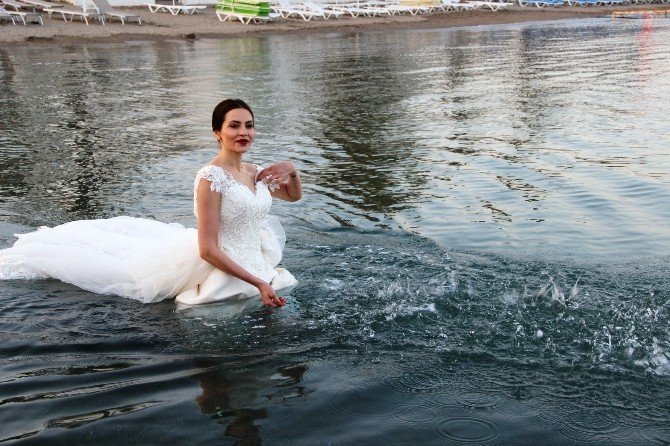 Denize Gelinlikle Girdi