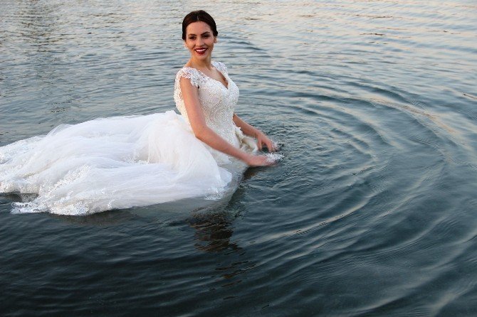 Denize Gelinlikle Girdi