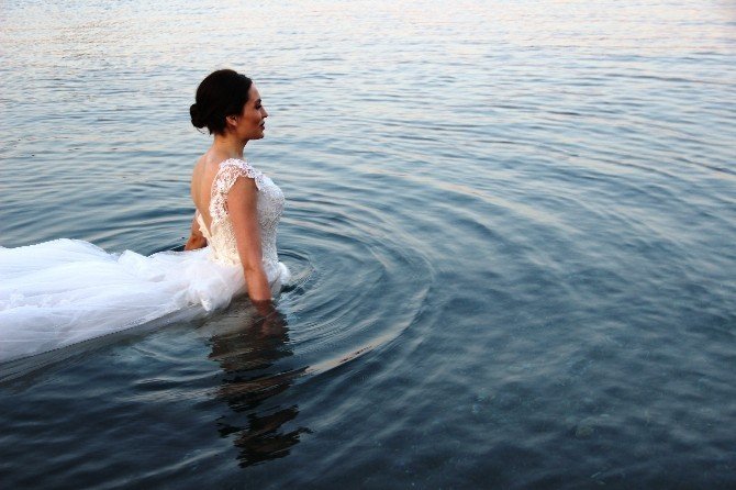 Denize Gelinlikle Girdi