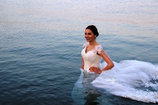 Denize Gelinlikle Girdi