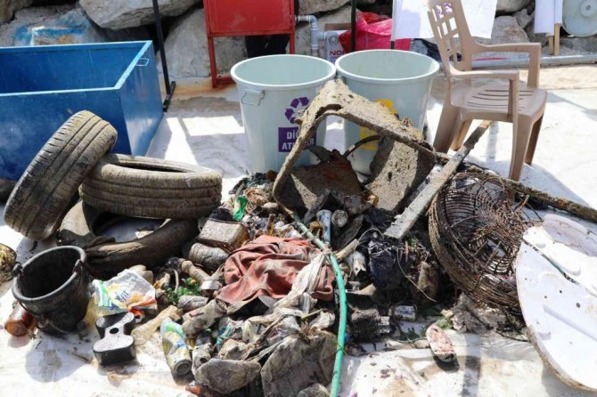 Denizin dibini çöplüğe çevirmişler
