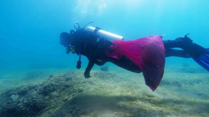 Denizin dibini çöplüğe çevirmişler