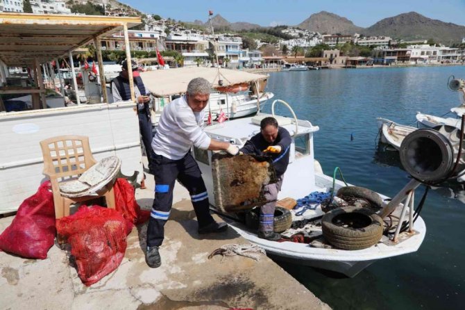 Denizin dibini çöplüğe çevirmişler