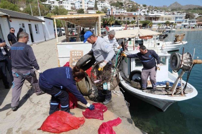 Denizin dibini çöplüğe çevirmişler