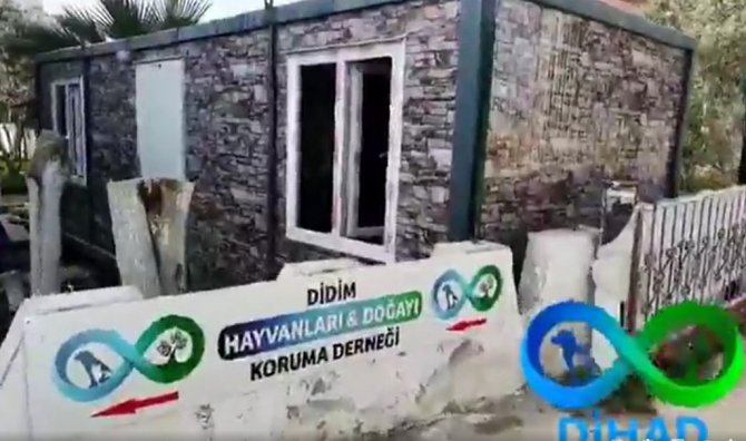 Didim’de hayvansever eşinin hayrına, barınağa bağışta bulundu