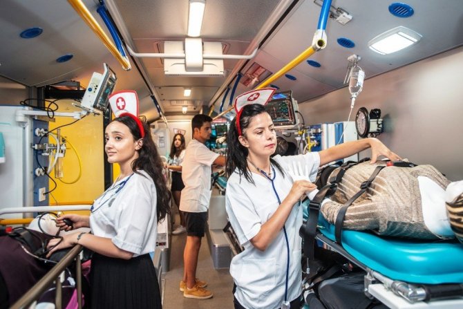 Dünyanın tam donanımlı, ilk mobil hastane otobüsü görenleri şaşırttı