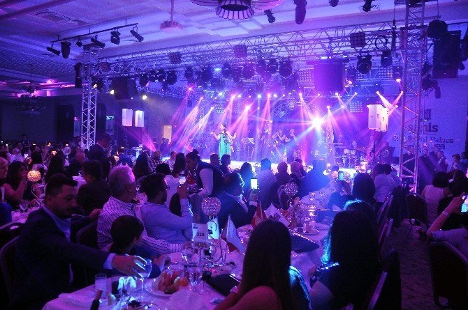 Ebru Gündeş, Kuşadası’nd6a Sahneye Çıktı