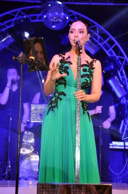 Ebru Gündeş, Kuşadası’nd6a Sahneye Çıktı
