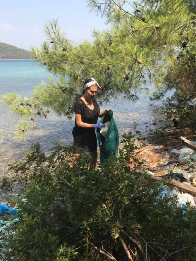 Ebru Yaşar doğum gününde çöp topladı