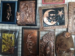 Emekli öğretmen 41 senedir bakırı işleyerek eserler ortaya çıkarıyor