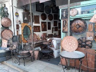 Emekli öğretmen 41 senedir bakırı işleyerek eserler ortaya çıkarıyor