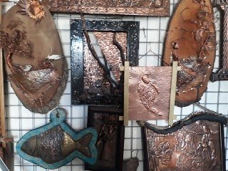 Emekli öğretmen 41 senedir bakırı işleyerek eserler ortaya çıkarıyor