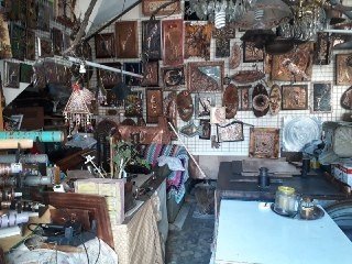 Emekli öğretmen 41 senedir bakırı işleyerek eserler ortaya çıkarıyor