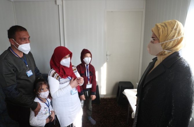 Emine Erdoğan, İzmir’de depremzedelerle bir araya geldi