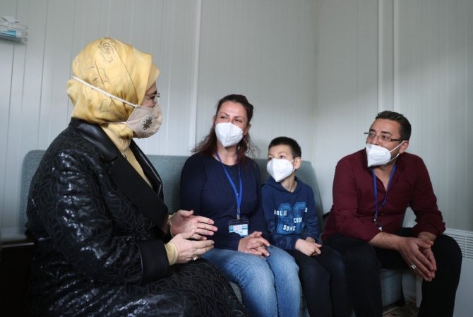 Emine Erdoğan, İzmir’de depremzedelerle bir araya geldi