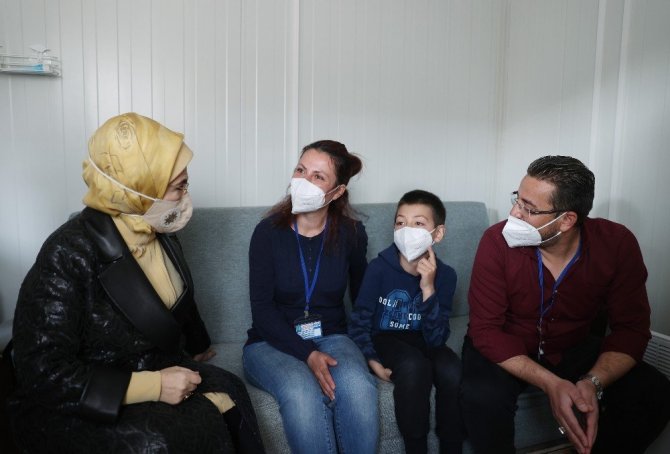Emine Erdoğan, İzmir’de depremzedelerle bir araya geldi