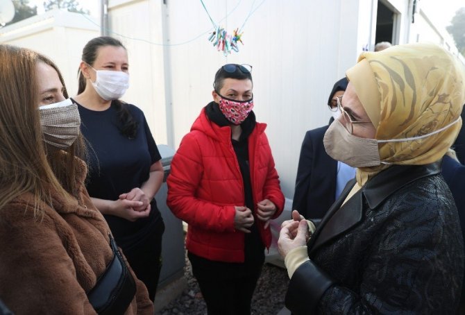Emine Erdoğan, İzmir’de depremzedelerle bir araya geldi