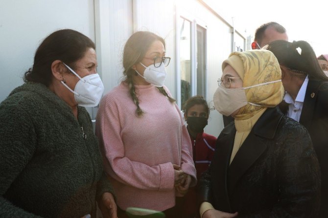 Emine Erdoğan, İzmir’de depremzedelerle bir araya geldi