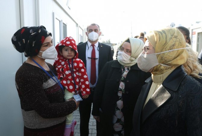 Emine Erdoğan, İzmir’de depremzedelerle bir araya geldi