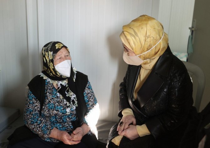 Emine Erdoğan, İzmir’de depremzedelerle bir araya geldi