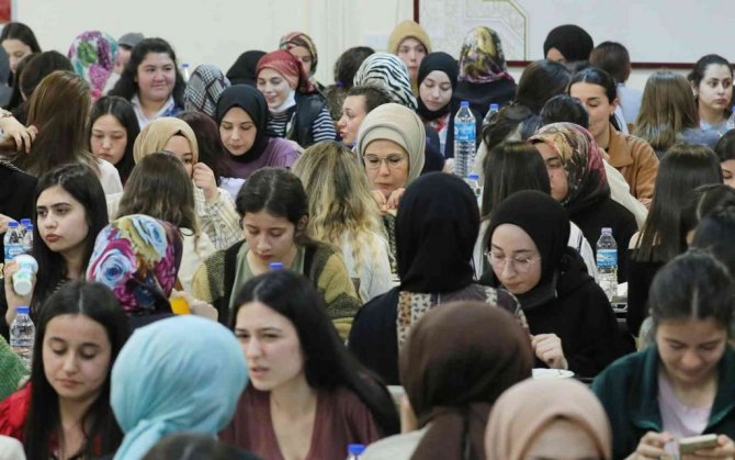 Emine Erdoğan, KYK Yurdu’nda kalan kız öğrencilerle iftar yaptı