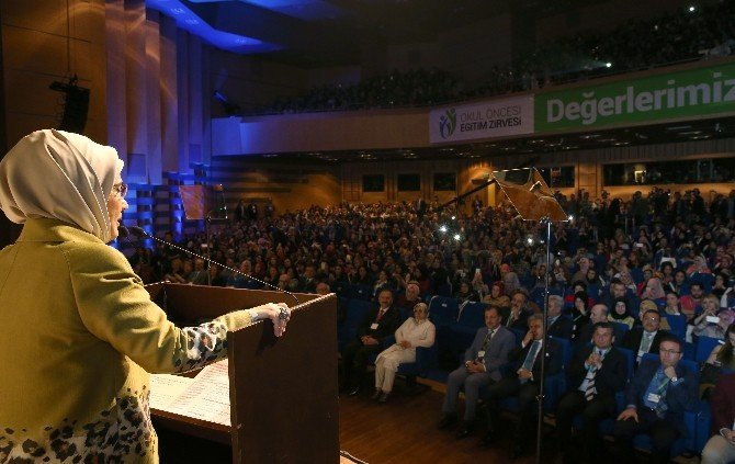 Emine Erdoğan: “Öğretmenlik Bir Memuriyet Değil, Bir Gönül İşçiliğidir”
