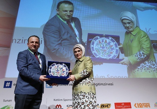 Emine Erdoğan: “Öğretmenlik Bir Memuriyet Değil, Bir Gönül İşçiliğidir”