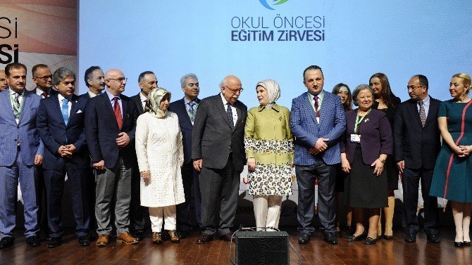 Emine Erdoğan: “Öğretmenlik Bir Memuriyet Değil, Bir Gönül İşçiliğidir”