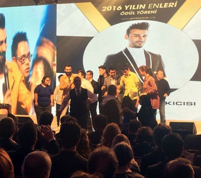 Emre Kaya, ’Yılın En İyi Erkek Pop Sanatçısı’ Seçildi