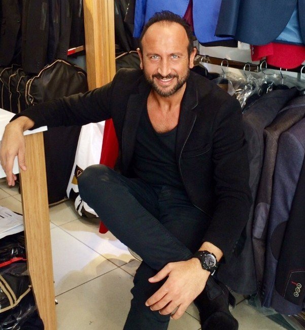 ERKAN KARABULUT ÖZEL KOLEKSİYON VE TASARIMLARIYLA YURTDIŞINDA SES GETİREN PROJELERİNİ VE YABANCI MODAEVLERİYLE SÜRDÜRDÜĞÜ İŞBİRLİĞİNİ BU YIL İTİBARİYLE BODRUM'DA YAPACAĞI ÖZEL ORGANİZASYONLARLA MODA SEVERLERLE BULUŞTURACAK.