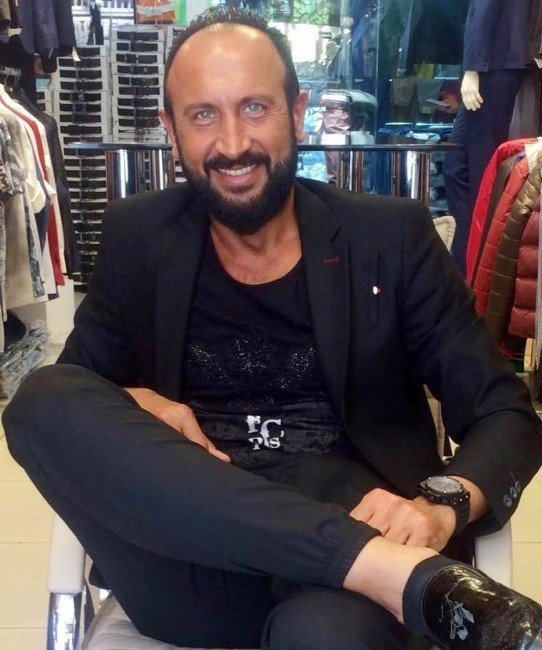 ERKAN KARABULUT ÖZEL KOLEKSİYON VE TASARIMLARIYLA YURTDIŞINDA SES GETİREN PROJELERİNİ VE YABANCI MODAEVLERİYLE SÜRDÜRDÜĞÜ İŞBİRLİĞİNİ BU YIL İTİBARİYLE BODRUM'DA YAPACAĞI ÖZEL ORGANİZASYONLARLA MODA SEVERLERLE BULUŞTURACAK.