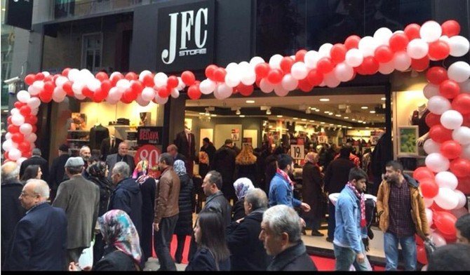 ERKEK GİYİM TEKSTİL SEKTÖRÜNDE HIZLA İLERLEYEN VE TÜRKİYE GENELİNDE 20 MAĞAZAYA ULAŞAN JFC STORE, MEYDAN MAĞAZASINI SAMSUN'UN KALBİ MECİDİYE'YE TAŞIDI.