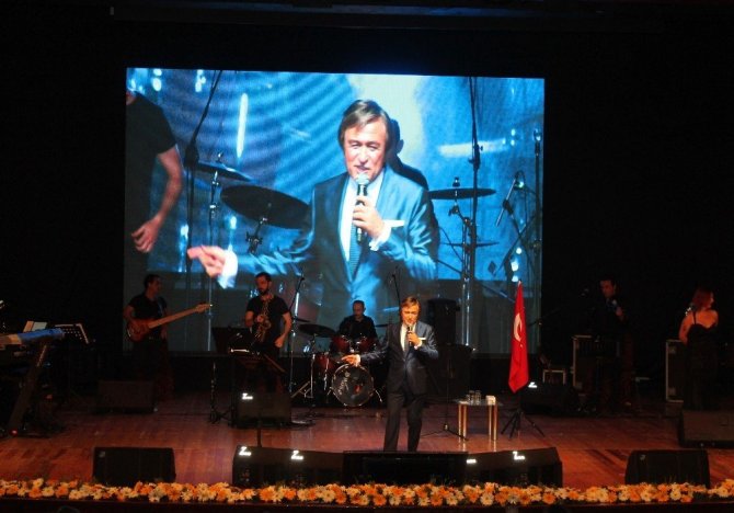 Erol Evgin 8 Mart’ta Kadınlar İçin Söyledi