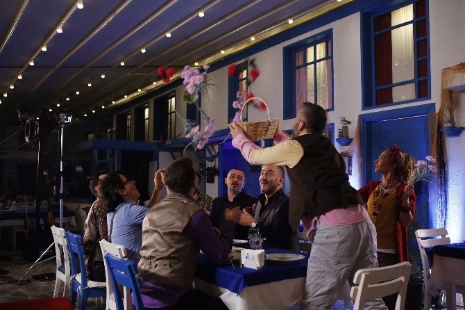 Eski Dostlukları Özledi, Şarkı Yaptı