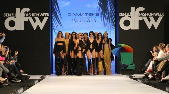 Fashion Week’te ünlü mankenler podyuma çıktı