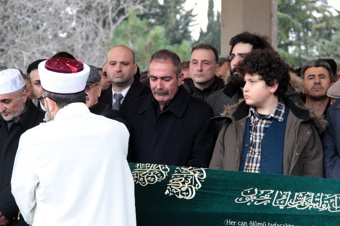 Fatih Kısaparmak’ın Annesi Son Yolculuğuna Uğurlandı