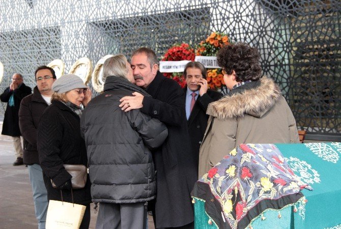 Fatih Kısaparmak’ın Annesi Son Yolculuğuna Uğurlandı