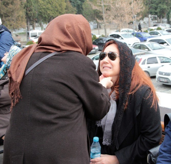 Fatih Kısaparmak’ın Annesi Son Yolculuğuna Uğurlandı