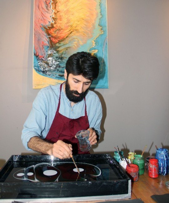 Geleneksel Türk Sanatı ’Ebru’yu Resimle Birleştirdi