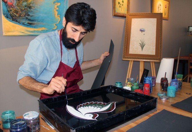 Geleneksel Türk Sanatı ’Ebru’yu Resimle Birleştirdi