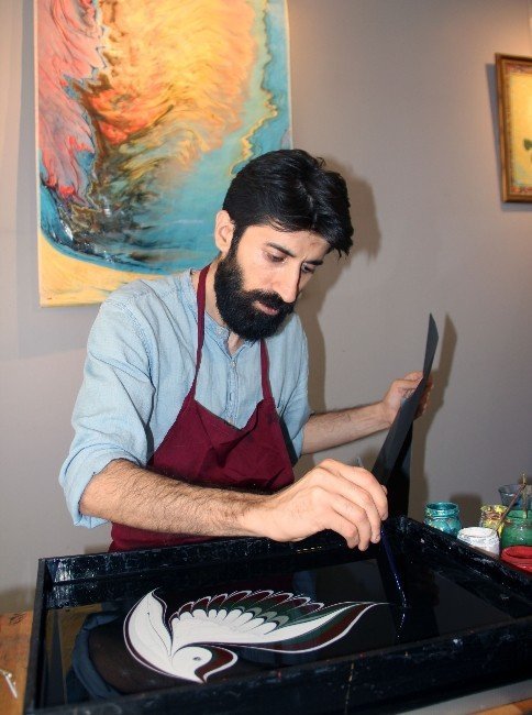 Geleneksel Türk Sanatı ’Ebru’yu Resimle Birleştirdi