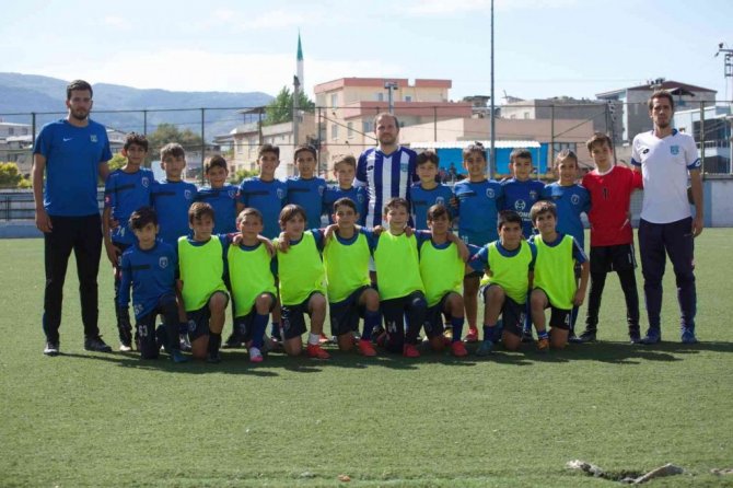 Genç vekil formayı giydi, çocuklarla idmana çıktı