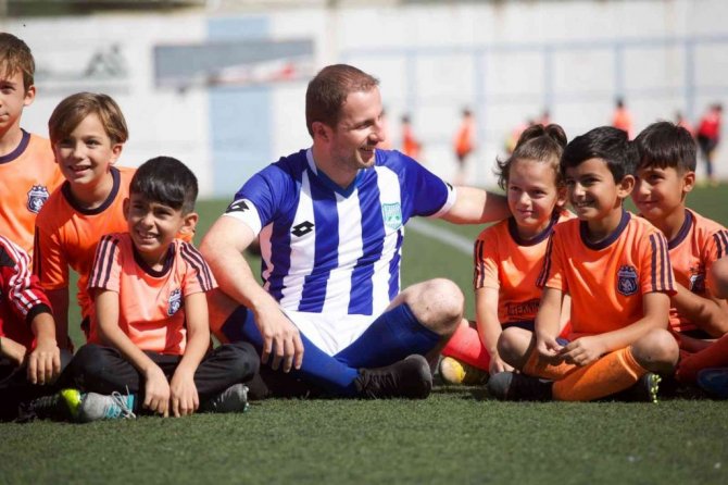 Genç vekil formayı giydi, çocuklarla idmana çıktı