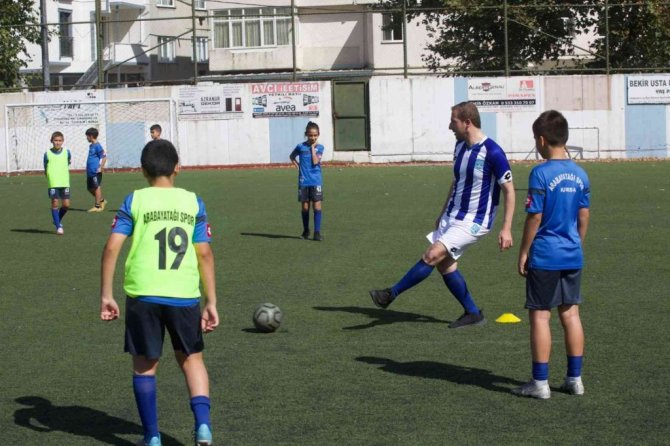 Genç vekil formayı giydi, çocuklarla idmana çıktı