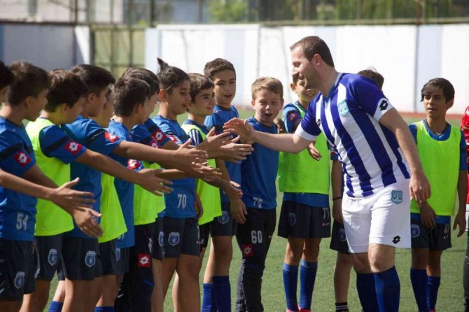 Genç vekil formayı giydi, çocuklarla idmana çıktı