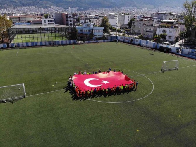 Genç vekil formayı giydi, çocuklarla idmana çıktı