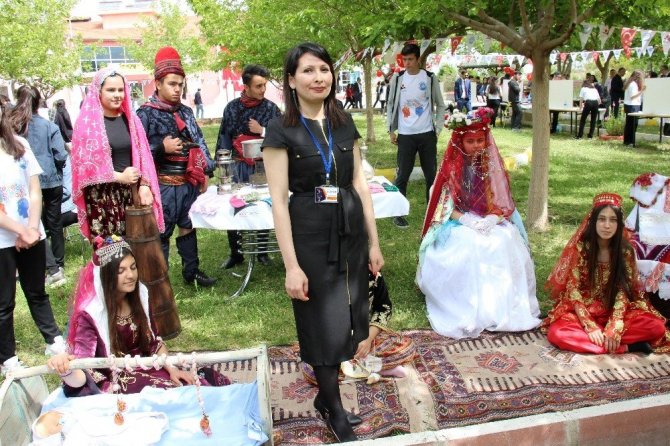 Gençler köy köy dolaşıp unutulmaya yüz tutmuş kültürel değerleri ölümsüzleştirdi