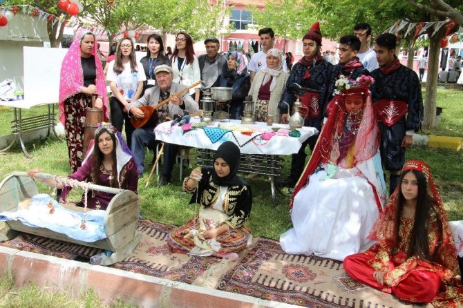 Gençler köy köy dolaşıp unutulmaya yüz tutmuş kültürel değerleri ölümsüzleştirdi