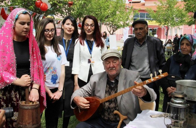 Gençler köy köy dolaşıp unutulmaya yüz tutmuş kültürel değerleri ölümsüzleştirdi